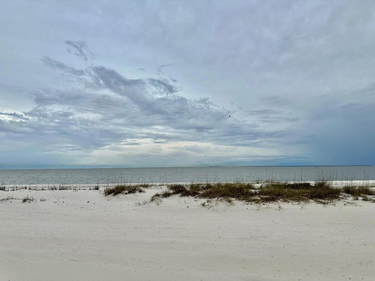 Bare Feet Bungalow -Close To Beach & Dog Friendly Gulfport Bagian luar foto