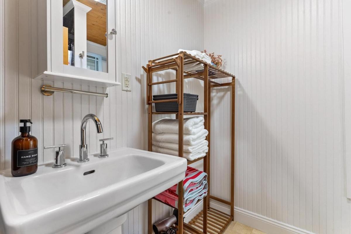 Bare Feet Bungalow -Close To Beach & Dog Friendly Gulfport Bagian luar foto