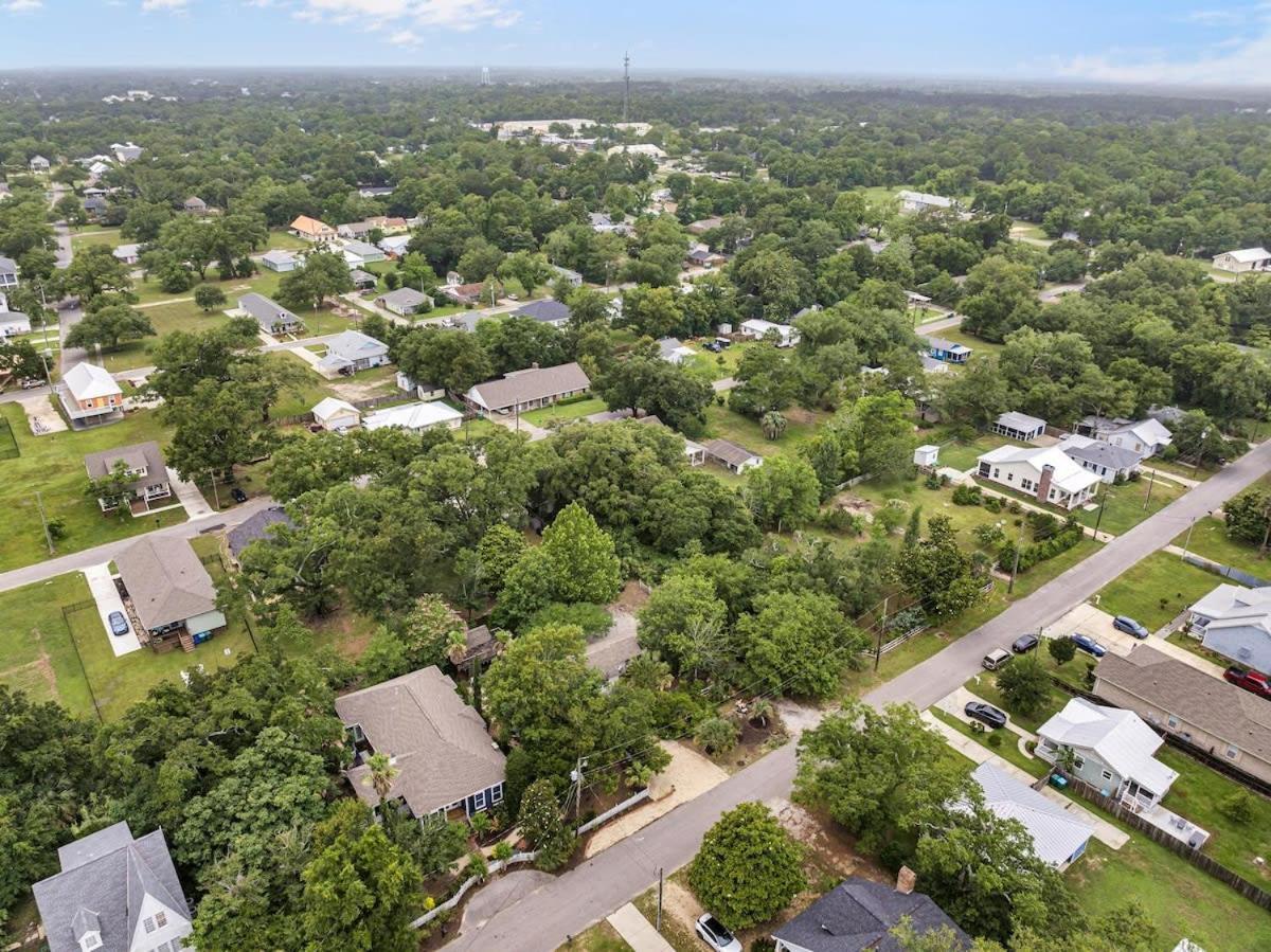 Bare Feet Bungalow -Close To Beach & Dog Friendly Gulfport Bagian luar foto