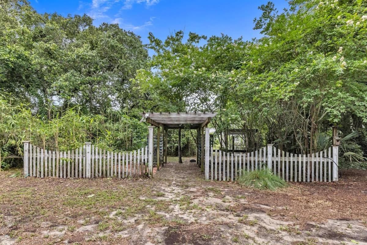 Bare Feet Bungalow -Close To Beach & Dog Friendly Gulfport Bagian luar foto