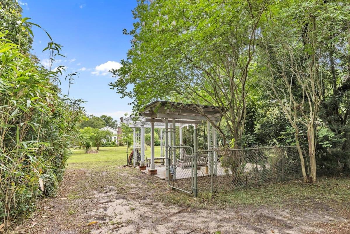 Bare Feet Bungalow -Close To Beach & Dog Friendly Gulfport Bagian luar foto