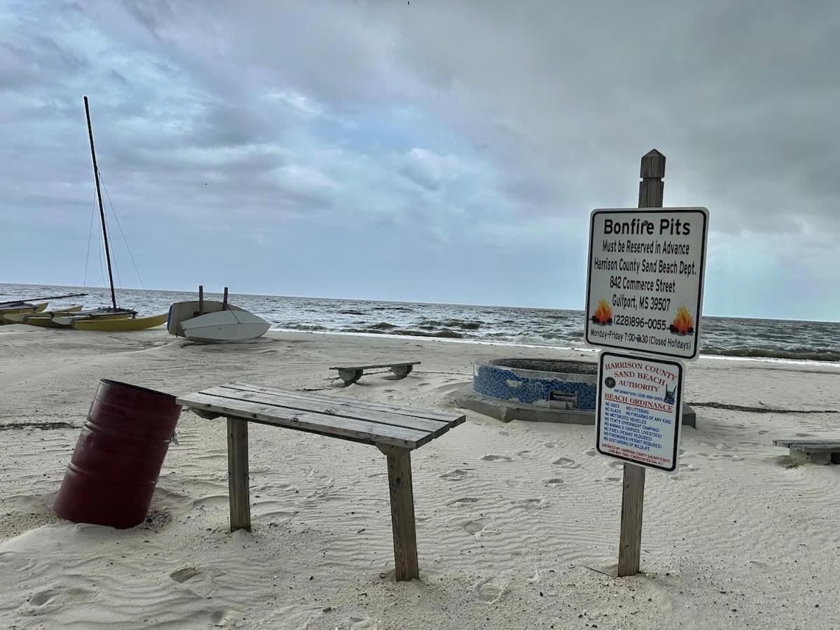 Bare Feet Bungalow -Close To Beach & Dog Friendly Gulfport Bagian luar foto